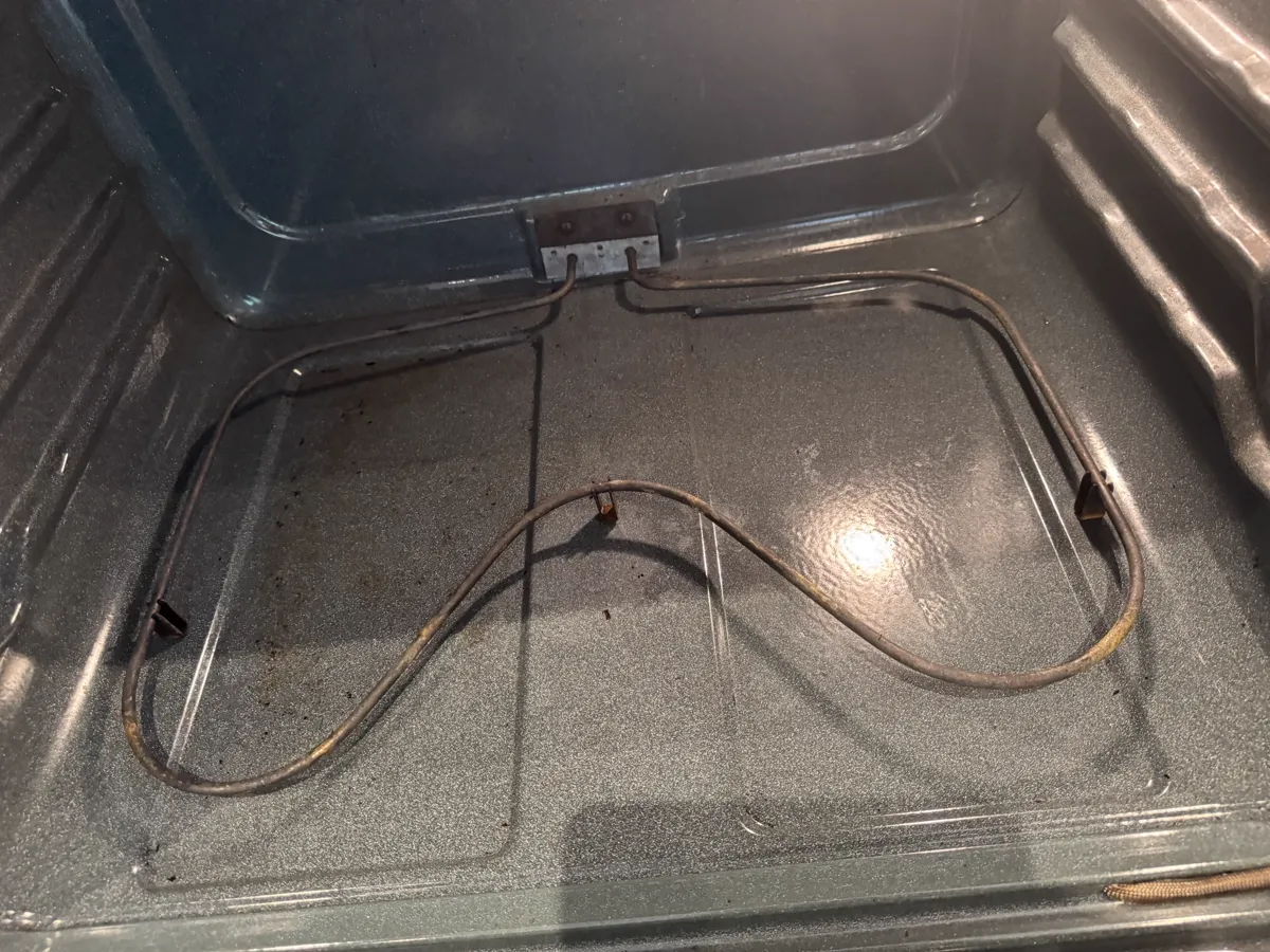 The same oven floor and heating element clean, rack removed