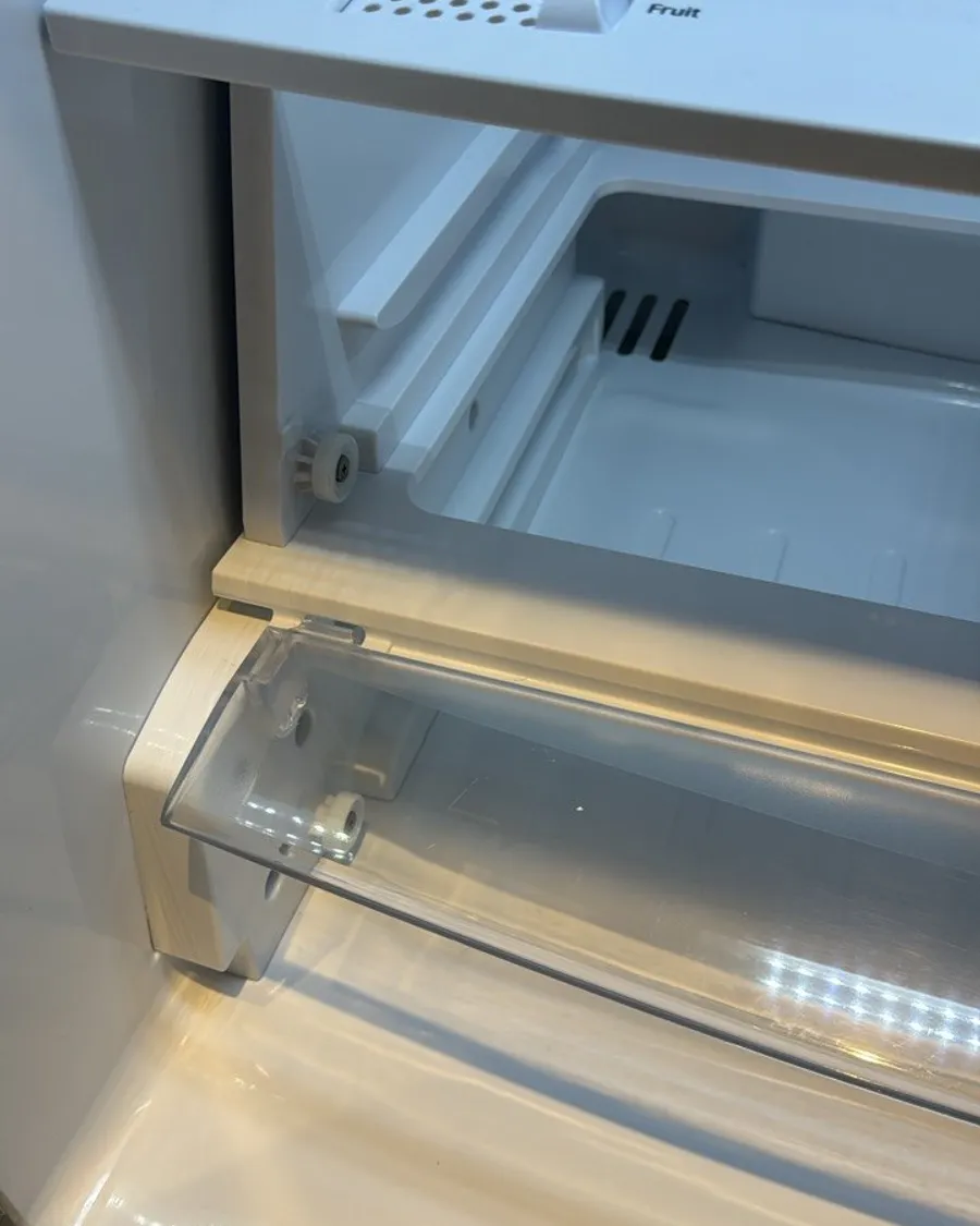 Fridge crisper cover with its humidity slider and a clear drawer below